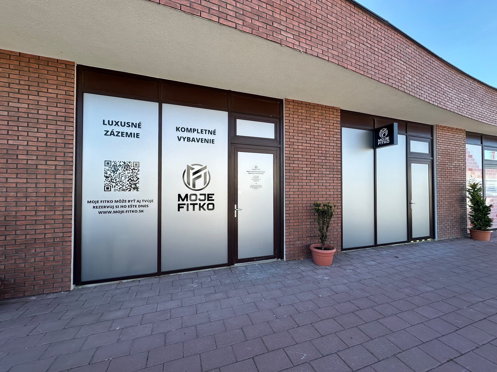 Kompletný výklad — Protislnečná fólia, pieskovaná fólia | Sticking, výroba a montáž reklamy, Senec